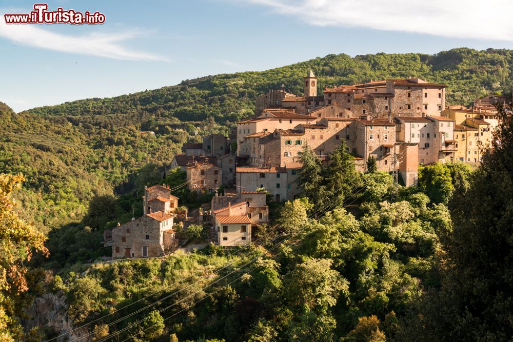 Immagine Veduta suggestiva delle case del borgo di Sassetta in Toscana