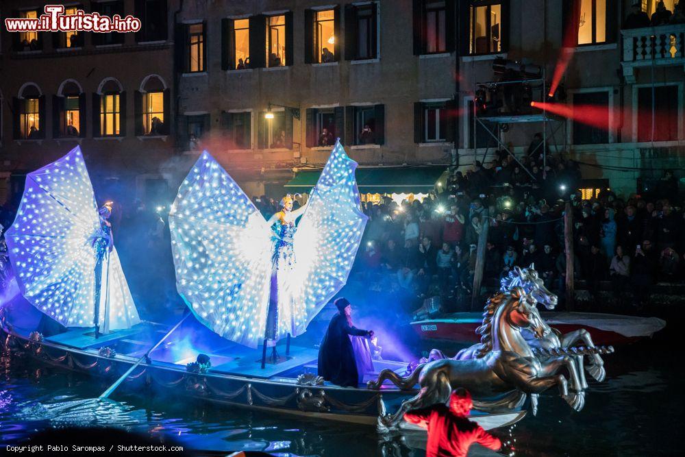 Immagine Venezia, Rio di Cannaregio: la festa Veneziana sull'acqua, prima parte - © Pablo Sarompas / Shutterstock.com
