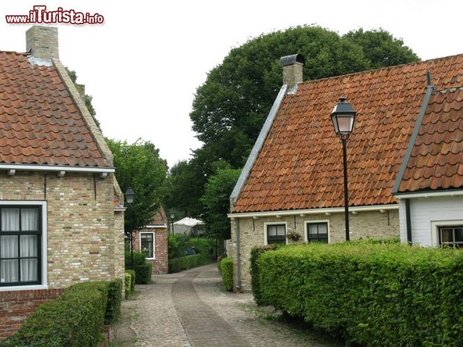 Immagine Una via del centro di Bourtange, il piccolo ma pittoresco borgo dell'olanda - © InavanHateren / Shutterstock.com