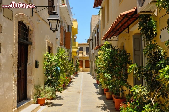 Immagine Via nel borgo di Rethymno, la città della costa settentrionale dell'isola di Creta, Grecia - © windu / Shutterstock.com