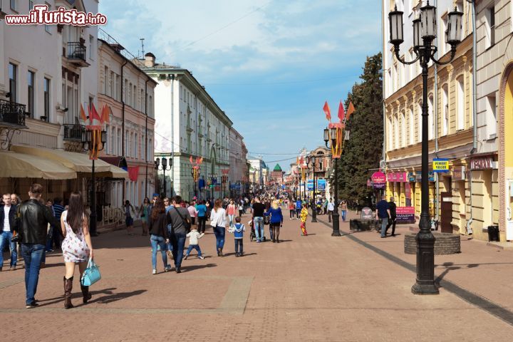 Immagine La via pedonale Bolshaya Pokrovskaya a Nizhny Novgorod è una delle principali del centro. È la più turistica della città nonché quwlla dove si trovano molti negozi - foto © Elena Mirage / Shutterstock.com