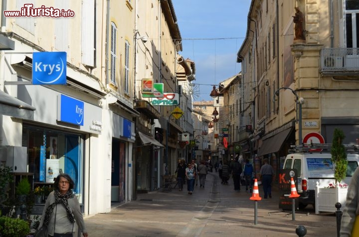 Immagine La via principale nel centro storico di Carpentras, Provenza, Francia.