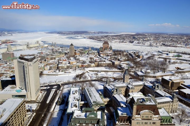 Immagine Ville de Quebec: veduta della città dall'Observatoire de la Capitale, posto al 31esimo piano dell'Edifice Marie-Guyart. Quebec City, il nome inglese della città, è la capitale della provincia del Québec, nel Canada orientale.