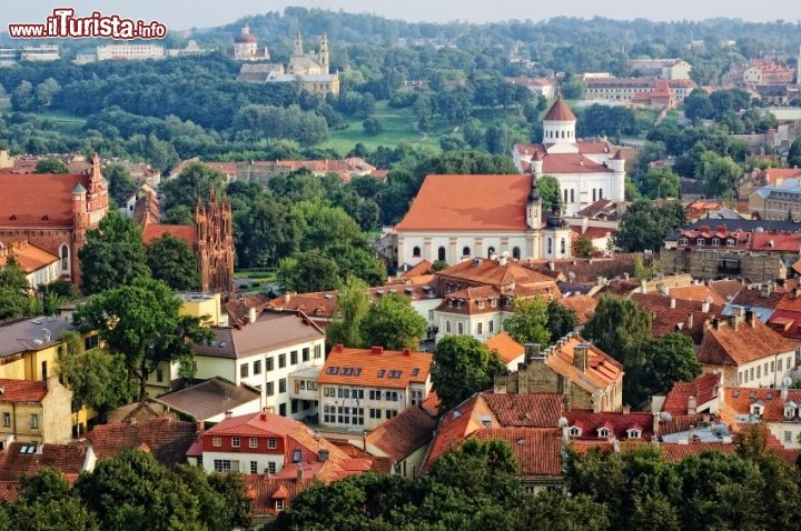 Immagine Vilnius vista dalla torre di Gedimino. A sinistra possiamo scorgere la chiesa ortodossa di Sant'Anna, sullo sfondo la chiesa di San Pietro e Paolo