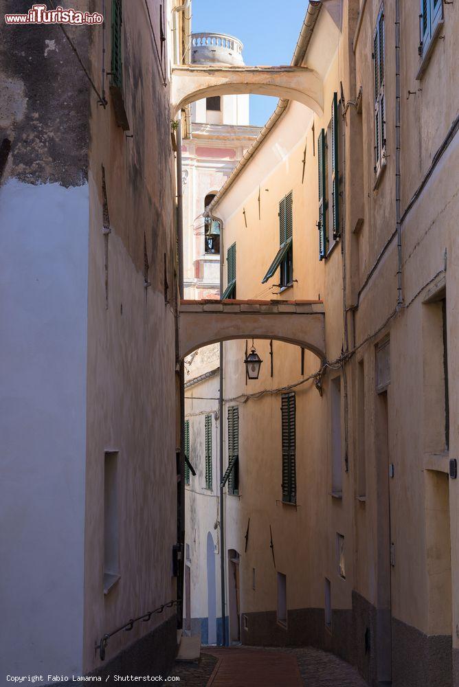 Immagine Visita al centro storico di Diano Castello in Liguria - © Fabio Lamanna / Shutterstock.com