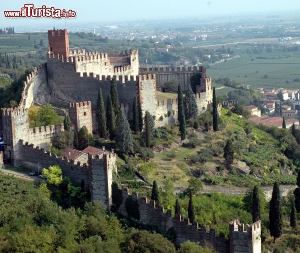 Immagine Vista aerea del grande complesso di difesa del Castello di Soave e parte della cerchia di mura che cingono il borgo stroico: siamo in Veneto, a pochi chilometri da Verona