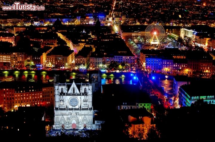 Immagine Vista dall'alto di Lione durante il Festival delle Luci, Francia.