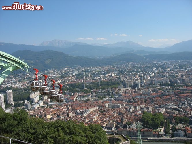Immagine Vista di Grenoble dall'arrivo della Teleferique (Francia).