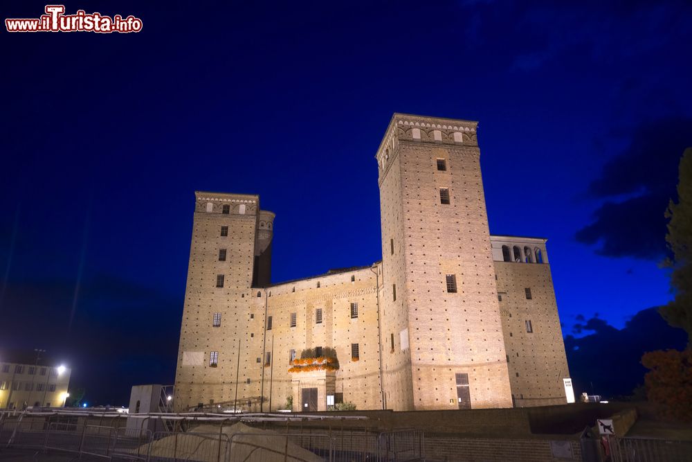 Immagine Vista notturna del Castello degli Acaja in centro a Fossano in Piemonte