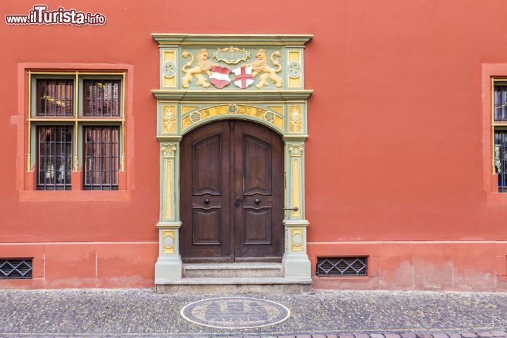 Immagine Il particolare di una porta in stile gotico sulla cosiddetta Whale House a Friburgo in Brisgovia (Germania) - foto © meinzahn / Shutterstock.com