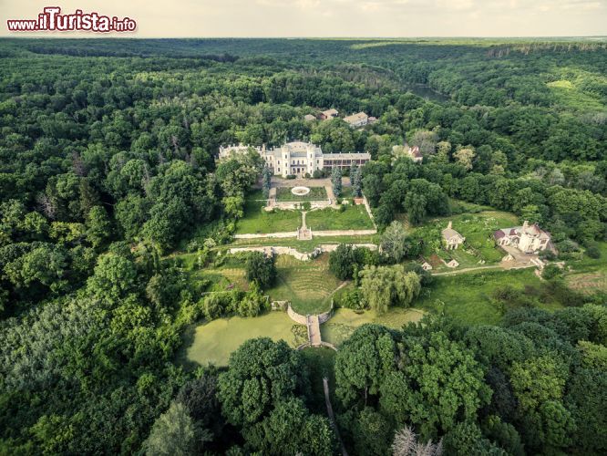 Immagine Una bella vista aerea del White Swan Palace a Sharivka Park, nella regione di Kharkiv in Ucraina