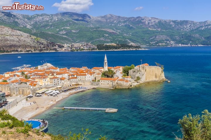 Immagine La penisola di Budva, e la sua spiaggia cittadina. Ci troviamo nel Montenegro al confine con la Dalmazia (Croazia) - © Kiev.Victor / Shutterstock.com