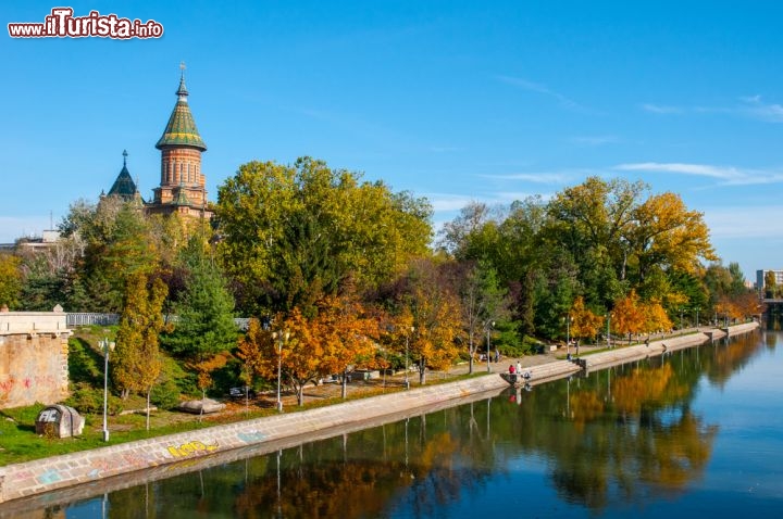 Immagine Canale Timisoara ed il profilo della chiesa ortodossa della città della Romania occidentale - © gagyeos / Shutterstock.com