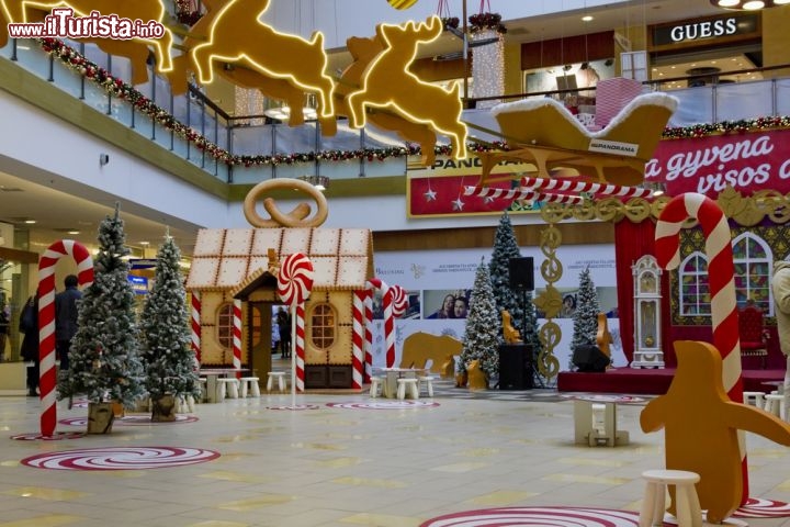 Immagine Il centro commerciale Panorama a Vilnius, con gli adobbi del Natale - © vilax / Shutterstock.com
