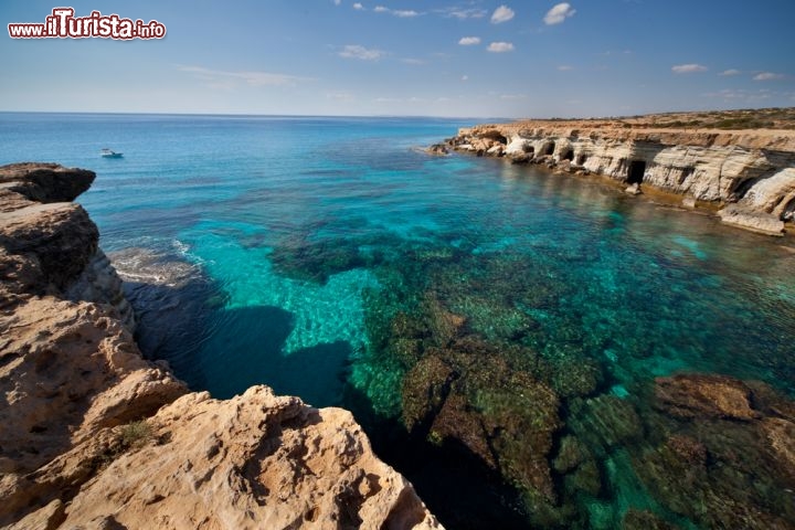 Immagine La punta estrema di Cipro sul versante sud-orientale corrisponde a Capo Greco, che con le sue scogliere frastagliate e le sue grotte è particolarmente apprezzato da chi ama le immersioni - © Rybin / Shutterstock.com