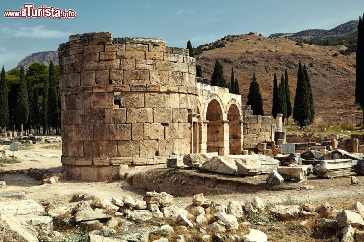Immagine La città greco romana di Hierapolis a Pamukkale in Turchia  - © Mayer Vadim / Shutterstock.com