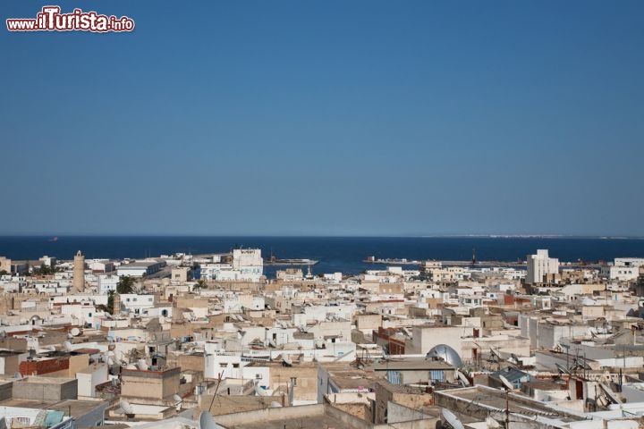 Immagine Citta su isola Djerba in Tunisia. I centri abitati più importanti sono Houmt-Souk, famoso per i suoi negozi e lo shopping e Midoun. L'aeroporto principale si trova invece nei pressi di Zarzis - © GorillaAttack / Shutterstock.com