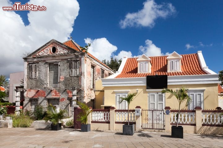 Immagine Fotografia di una via del centro di Willemstad, a Curacao - © Gail Johnson / Shutterstock.com