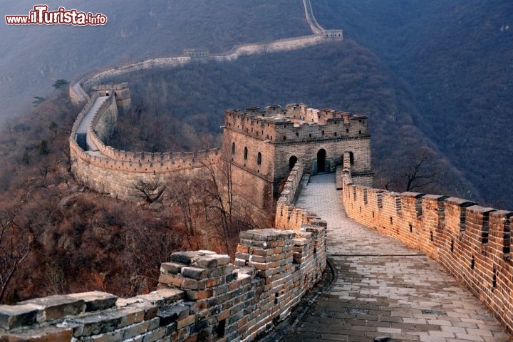 Immagine La Grande Muraglia Cinese a nord di Pechino - Iniziata a costruire nel III secolo a.C. per volere dell'imperatore Qin Shi Huang (lo stesso a cui si deve l'esercito di terracotta), la Grande Muraglia Cinese doveva servire a contenere le incursioni dei popoli confinanti, in particolare i Mongoli, anche se in realtà non si rivelò molto efficace in quanto gli invasori riuscirono spesso a sfruttare i punti deboli delle varie porte che vennero realizzate lungo le mura. Patrimonio dell'Umanità dell'Unesco dal 1987, la Muraglia Cinese è stata inserita fra le sette meraviglie del mondo moderno nel 2007 © Songquan Deng / Shutterstock.com