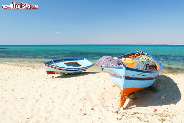 Immagine Il mare di Hammamet: alcune barche sulla spiaggia della Tunisia - © Stana / Shutterstock.com