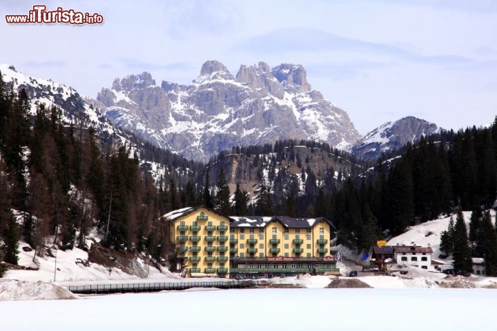 Immagine Il lago di  Misurina in inverno. siamo in una delle località dove sciare in Veneto - © mary416 / Shutterstock.com