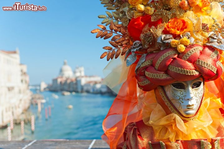 Immagine Maschera di Carnevale a Venezia fotografata sul Ponte dell'Accademia, costrito nel 19° secolo ed aperto al pubblico nel 1854 - © Luciano Mortula / Shutterstock.com