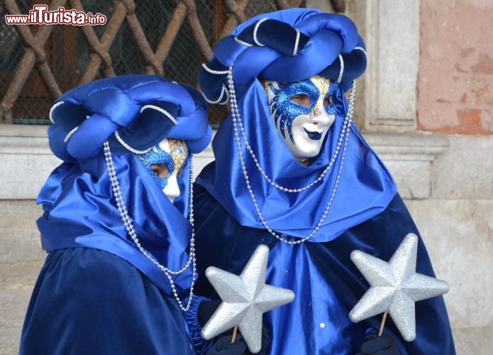 Immagine Maschere davanti al Palazzo Ducale di Venezia durante il Carnevale