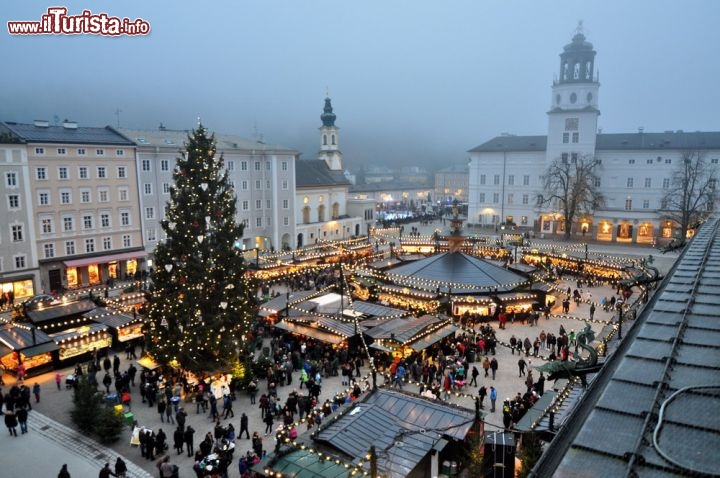 Immagine Il principale mercatino di Natale a Salisburgo, il Christkindlmarkt, fotografato dalla piazza Residenz, di fianco al Duomo cittadino.