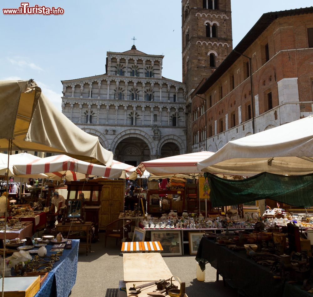 Immagine Il Mercato dell'Antiquariato nel centro di Lucca. Sullo sfondo la cattedrale romanica  - © Dennis van de Water / Shutterstock.com