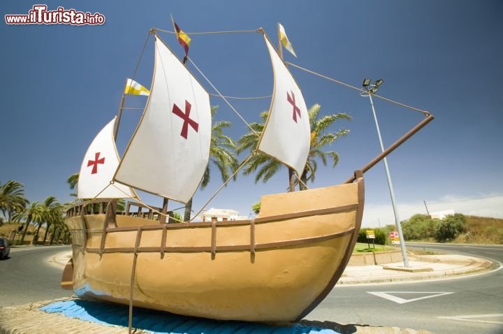 Immagine Modello della Santa Maria, la nave di Cristoforo Colombo a Palos de la Frontera (Spagna) 105724964 - © Ammit Jack / Shutterstock.com