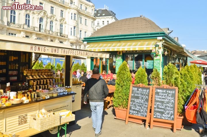Immagine Il Naschmarkt di Vienna è uno dei mercati più famosi della capitale austriaca - © cesc_assawin / Shutterstock.com