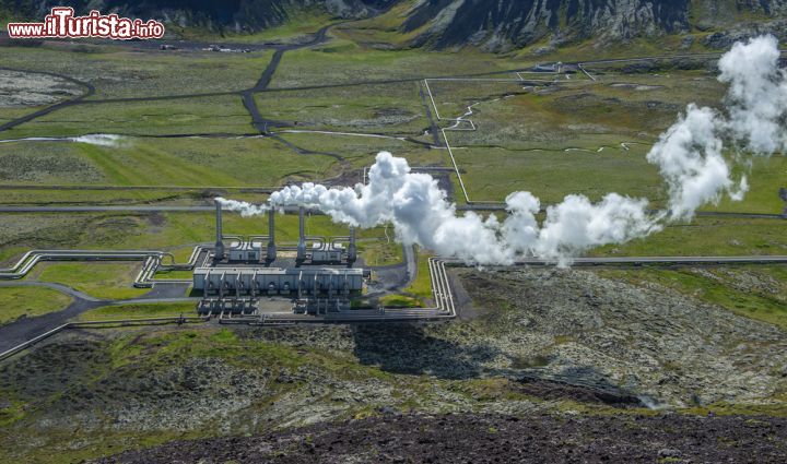 Immagine Centrale termica di Nesjavellir, Islanda. Veduta aerea di questa centrale termica, nel sud del paese, iniziata a costruire nel 1987. L'impianto fu però messo in funzione ufficialmente nel Settembre del 1990 - © javarman / Shutterstock.com