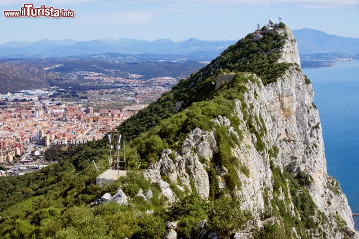 Immagine Panorama di Gibilterra, sullo sfondo le coste dell'Andalusia in Spagna - © Artur Bogacki / Shutterstock.com