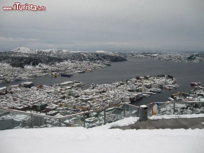Immagine La vista magica di Bergen, fotografata dal monte Floyen, raggiungibile sia con una funicolare che con uno spettacolare sentiero a piedi (Norvegia).