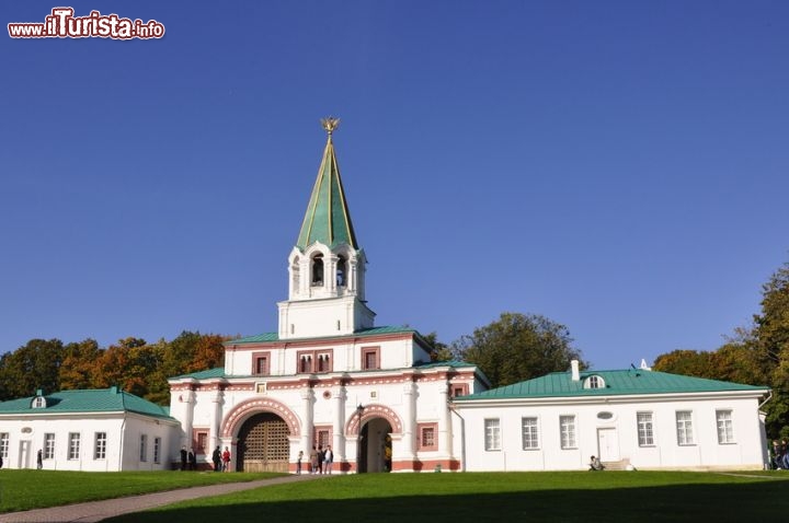 Immagine Porte di ingresso e Palazzo del Colonnello a Kolomenskoe - © cherry - Fotolia.com