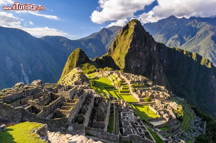 Immagine Saksaq Waman, la città perduta di Machu Picchu in Peru - Il nome in lingua quechua significa letteralmente "falco soddisfatto": è un sito archeologico inca nella regione di Cusco costruito fra il 1438 e il 1500 sotto il regno di Pachacutec. Questa fortezza, a due chilometri dalla capitale peruviana, si erge su una posizione dominante della collina di Cormenca a un'altitudine di 3700 metri e con un'estensione di 3093 ettari. A rendere così caratteristico questo sito sono le enormi dimensioni delle pietre incastrate fra di loro alla perfezione tanto che ancora oggi gli studiosi sottolineano la grande maestria con cui i massi furono tagliati - © Anton_Ivanov / Shutterstock.com