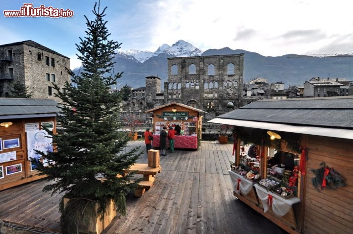 Immagine Il Teatro Romano ad Aosta fa da splendida scenografia al Mercatino di Natale del Marchè Vert Noel della Valle d'Aosta