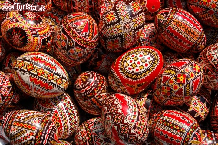 Immagine Le uova dipinte a mano di Bucarest (Romania) sono il simbolo della Pasqua ortodossa: si vendono ai mercatini mentre i fedeli accendono le candele in chiesa, come da tradizione © Andrei_Badau / Shutterstock.com