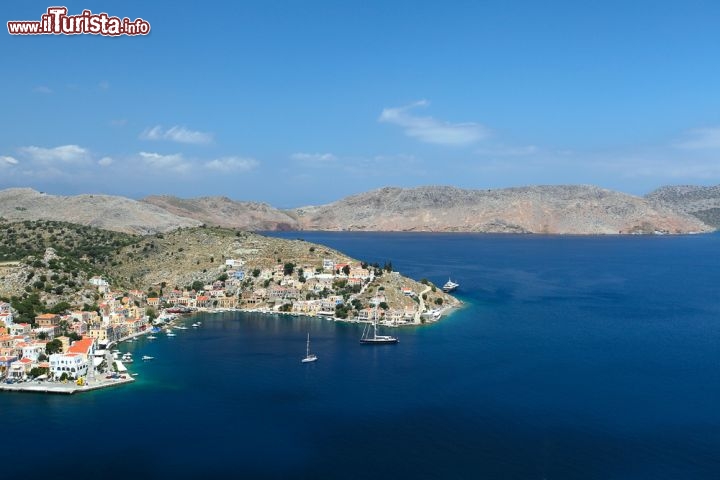 Immagine Vista aerea dell'isola di Symi, arcipelago del Dodecaneso, Grecia - © Ivan Feoktistov / Shutterstock.com