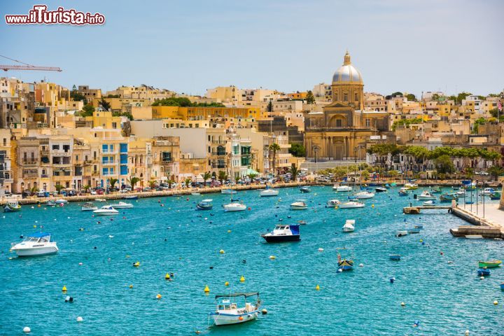 Immagine Barche e yacht visti dalla baia nei pressi di La Valletta, Malta. Il suggestivo panorama che si può ammirare dall'alto dell'isola sulla capitale e lo splendido mare su cui si affaccia - © In Green / Shutterstock.com