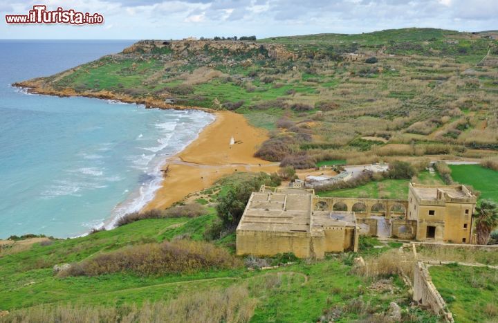 Immagine La bella spiaggia di Cala Calipso, fa parte del golfo di Rambla Bay nei dintorni di Xaghra, isola di Gozo - © EQRoy / Shutterstock.com