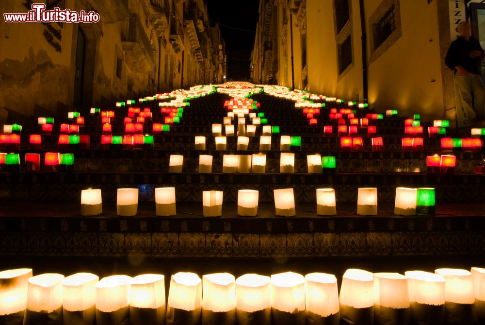 Immagine Le luminarie della Scalinata di Santa Maria del Monte a Caltagirone. Tra il il 14 e il 15 di agosto il simbolo della città si ricopre di spettacolari luminarie