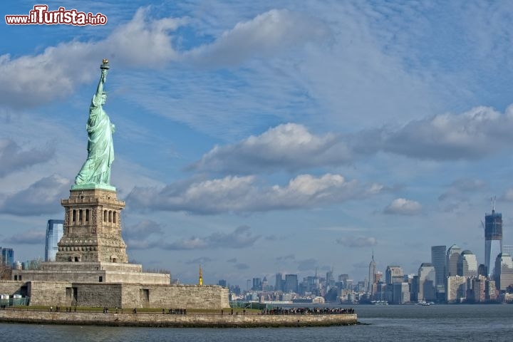 Immagine Skyline di New York City con la Statua della Libertà, Stati Uniti. Progettato da Frédéric Auguste Bartholdi, questo monumento svetta all'entrata del porto sul fiume Hudson sulla Liberty Island - © Andrea Izzotti / Shutterstock.com