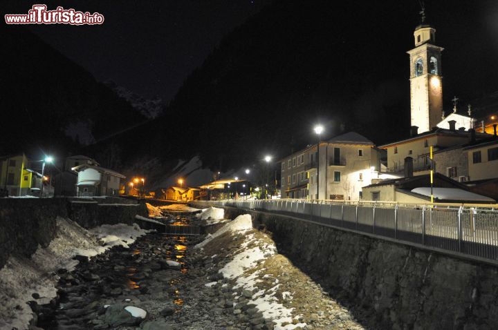 Immagine Una fotografia notturna di Gerola Alta in inverno, Lombardia.