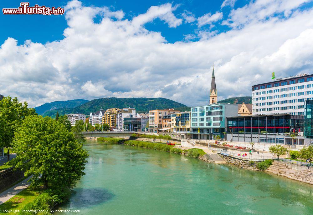 Immagine Il fiume Drava e il centro di VIllach, città della Carinzia in Austria - © Rsphotograph / Shutterstock.com
