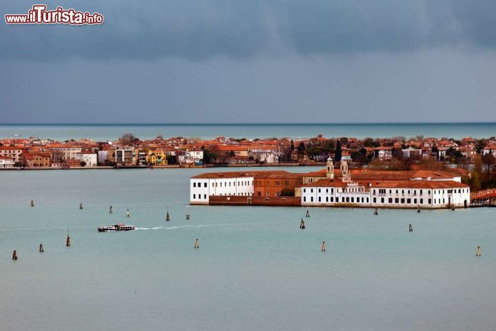 Immagine L'Isola di  San Servolo tre le più affascinanti della laguna di Venezia - © S.Borisov / Shutterstock.com