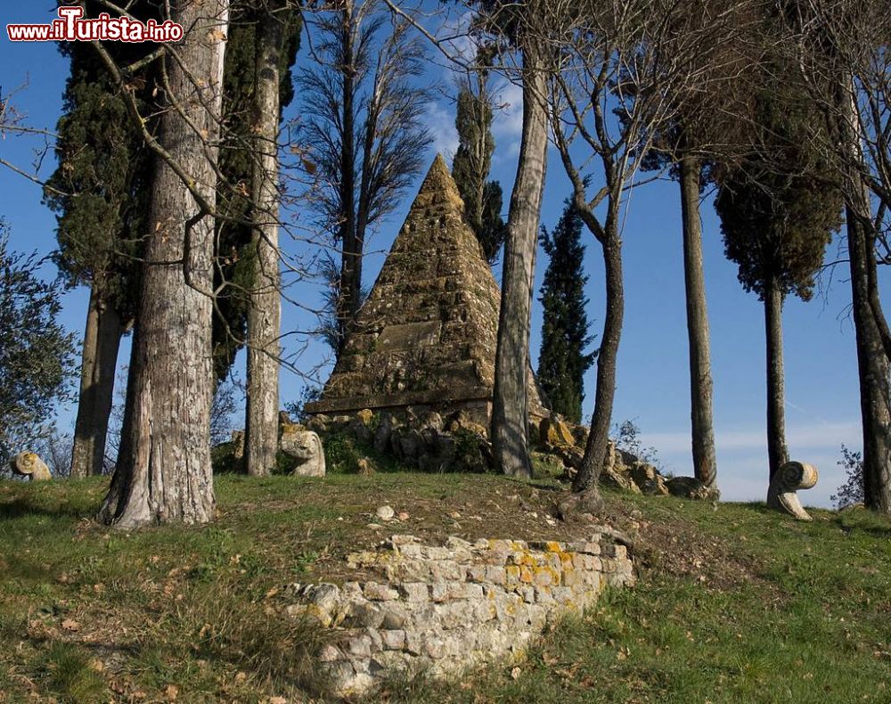 Immagine La Piramide commemorativa della Battaglia di Montaperti in Toscana, citata da Dante nel decimo canto dell'Inferno - © Vignaccia76 -  CC BY-SA 3.0, Wikipedia
