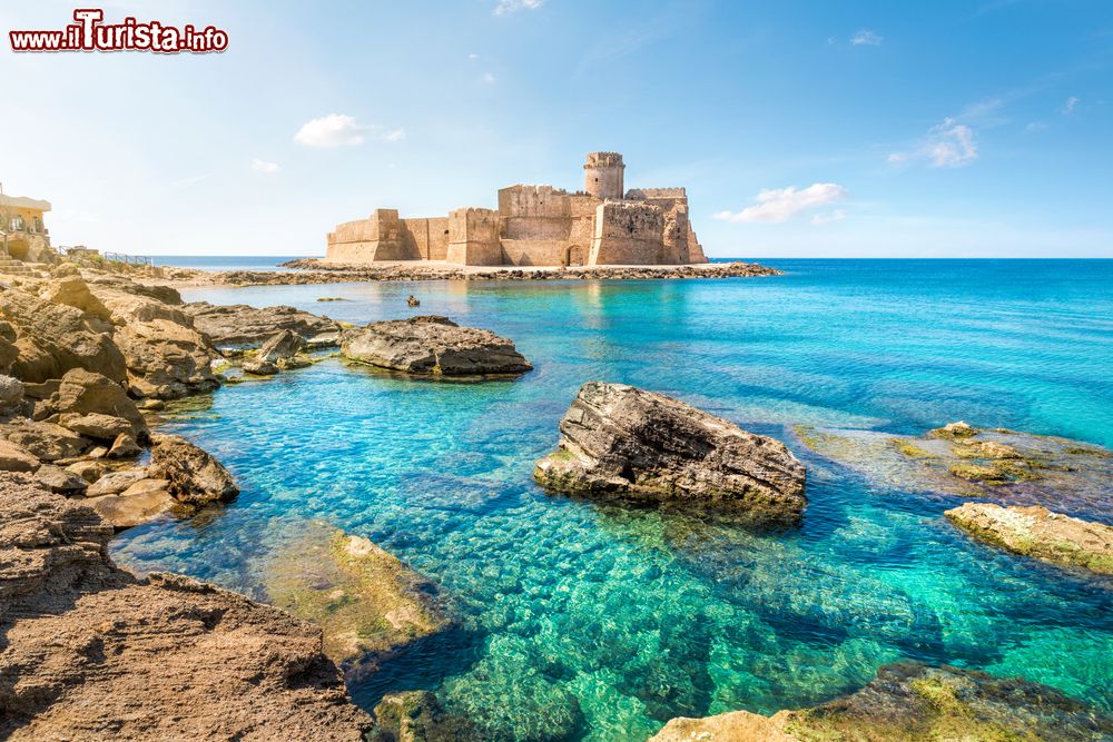Immagine Il forte a Le Castella e il mare limpido di Isola di Capo Rizzuto in Calabria