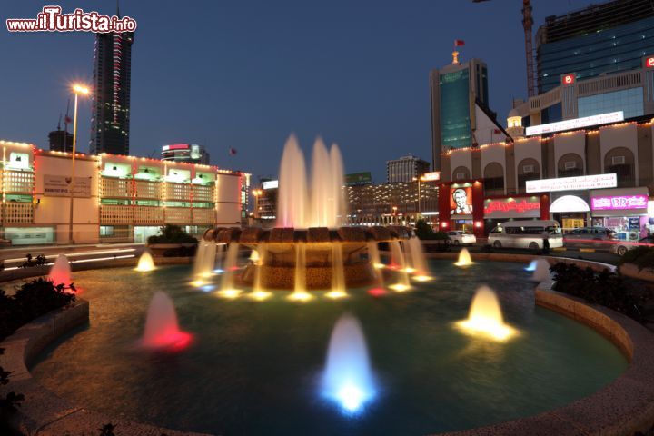 Immagine Manama, fotografia notturna del centro della capitale del Bahrain - © Philip Lange / Shutterstock.com