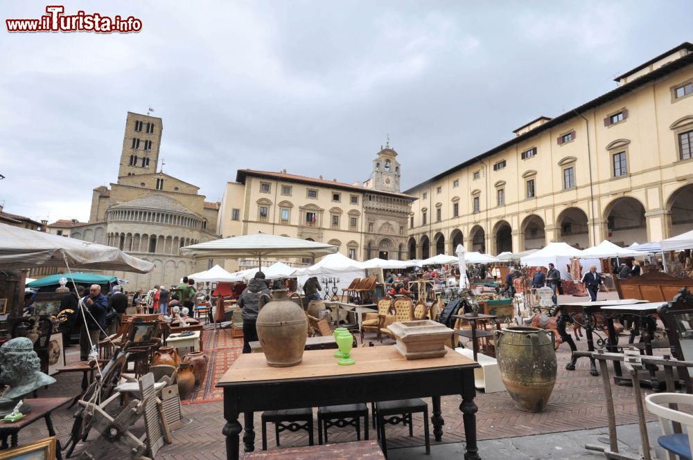 Immagine Mercatino Antiquariato in piazza ad Arezzo
